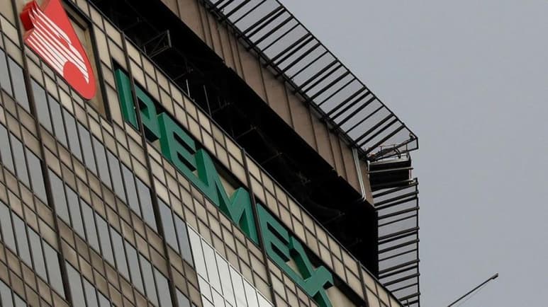 Un día después de que Pemex cancelara el contrato con Fitch Ratings, la agencia informó que mantendrá calificaciones internacionales y cobertura de investigación sobre la petrolera mexicana.
(ARCHIVO)