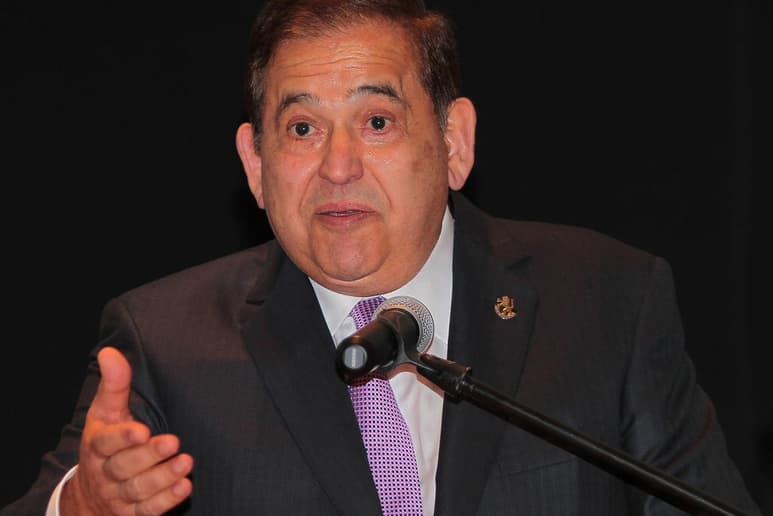 El empresario Alonso Ancira presentó un amparo reclamando que el delito de lavado de dinero por el que enfrenta proceso debe ser declarado prescrito y con ello obtener su libertad. (ARCHIVO)