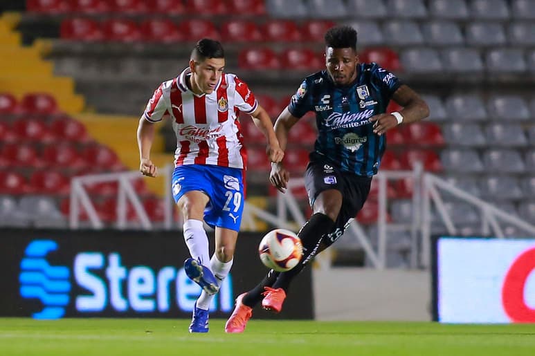 Los Gallos Blancos del Querétaro y las Chivas Rayadas del Guadalajara empataron 2-2, en trepidante partido correspondiente a la fecha 9 del Torneo Guardianes Clausura 2021, que se disputó en el estadio La Corregidora. (JAM MEDIA)