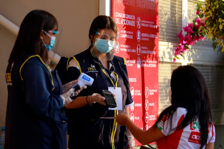 Uso obligatorio de cubrebocas, aplicación de gel antibacterial y toma de temperatura son algunas de las acciones que se tendrán que llevar a cabo cuando los aficionados regresen a los estadios. (ARCHIVO)