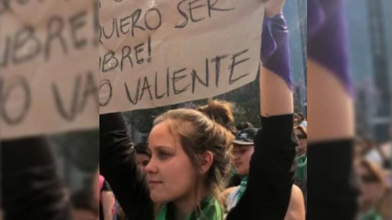 Instagram. Compartió una fotografía con el pañuelo verde, que simboliza el derecho al aborto legal. (ESPECIAL)