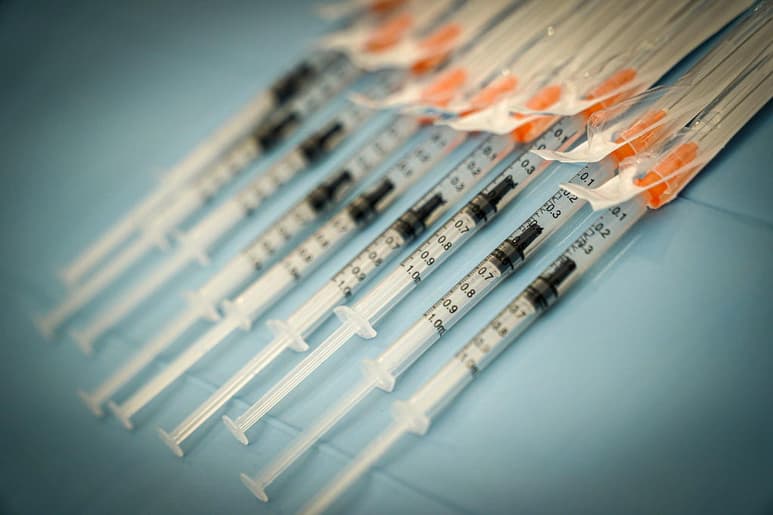 Italia bloqueó el envío a Australia de 250,000 dosis de la vacuna de AstraZeneca, dijeron hoy a Efe fuentes europeas, y se convirtió así en el primer país de la Unión Europea (UE) en tomar una decisión de este tipo, desde que Bruselas aprobó el mecanismo sobre el control de las exportaciones de los fármacos producidos en territorio comunitario. (ARCHIVO)