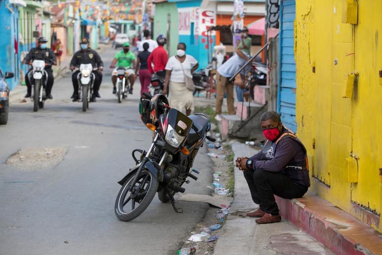 La Comisión Económica para América Latina y el Caribe (CEPAL) proyecta que la recesión económica desatada por la pandemia elevó a 209 millones las personas pobres a finales de 2020, lo que representa 22 millones más que el año anterior, según un informe difundido el jueves. (ARCHIVO)