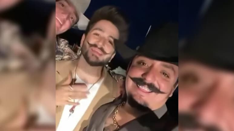 El cantante colombiano Camilo, conocido por sus éxitos Ropa cara y Vida de rico, estuvo en Coahuila grabando el video Tuyo y mío, rola que viene en el nuevo disco del artista y que interpreta junto a los laguneros Los Dos Carnales. (ESPECIAL)