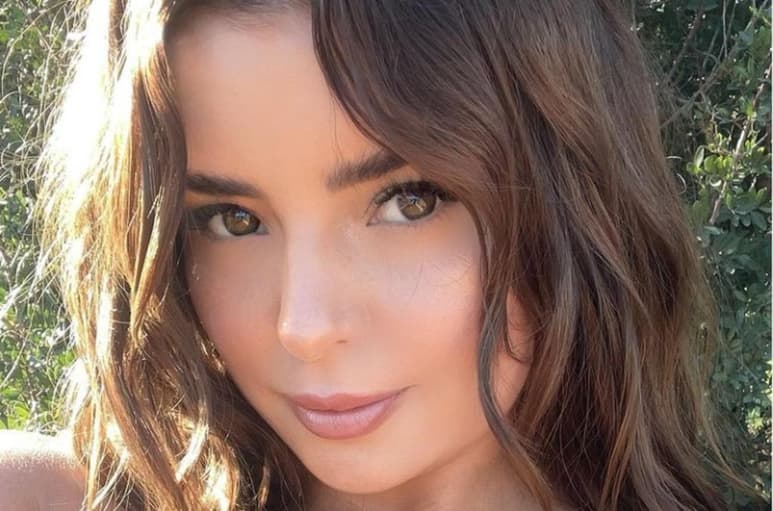 La modelo de 25 años se vuelve una sensación en redes sociales con su belleza (@DEMIROSE)
