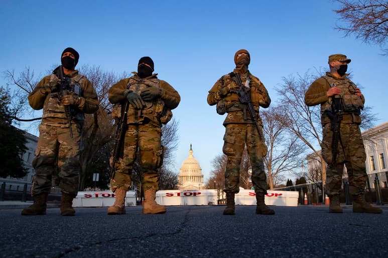La advertencia de un supuesto plan de una milicia de irrumpir este jueves en el Capitolio provocó el refuerzo de las ya extremas medidas de seguridad, que han convertido el centro de Washington en un fortaleza desierta, donde más de 5,000 efectivos de la Guardia Nacional protegen el edificio. (ARCHIVO)
