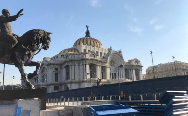 Los elementos de la Secretaría de Seguridad Ciudadana colocaron las vallas en coordinación con personal de Servicios Urbanos del gobierno capitalino, para evitar daños durante las protestas.
(EL UNIVERSAL)