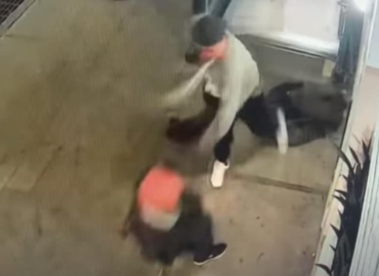 La víctima fue trasladada a un hospital (CAPTURA)
