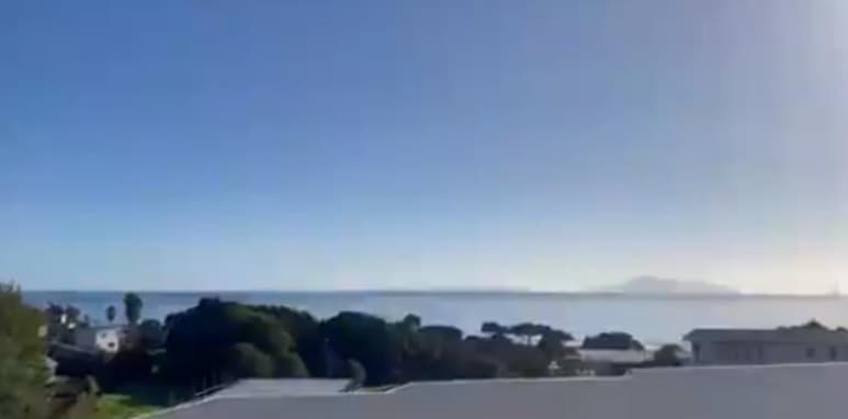 Miles de habitantes de las zonas costeras de Nueva Zelanda permanecen este viernes evacuados tras una serie de terremotos durante la madrugada y primera hora de la mañana, el más fuerte de ellos de magnitud 8.1 en las islas Kermardec, a unos 960 kilómetros al norte de la ciudad de Auckland. (ESPECIAL)