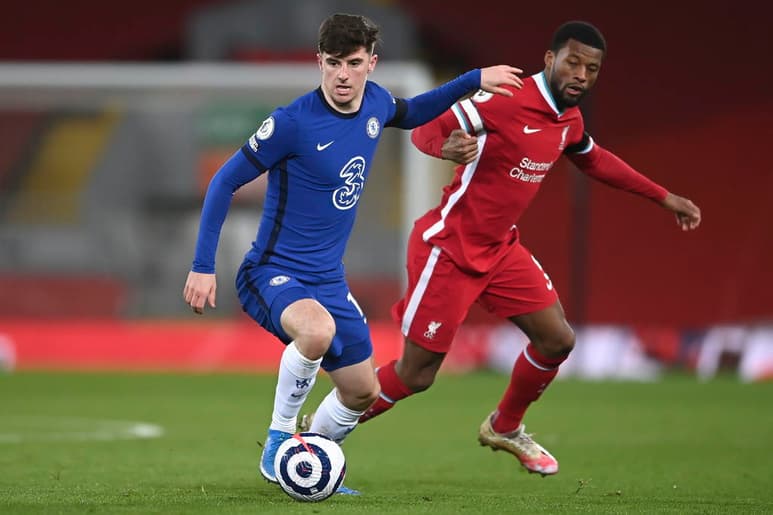 Hubo un tiempo en el que Anfield era un fortaleza, pero ahora se ha convertido en poco más que un castillo de naipes. Esta vez fue un latigazo de Mason Mount el que tiró por tierra a un Liverpool en caída libre que suma cinco derrotas seguidas en su templo (0-1). (EFE)