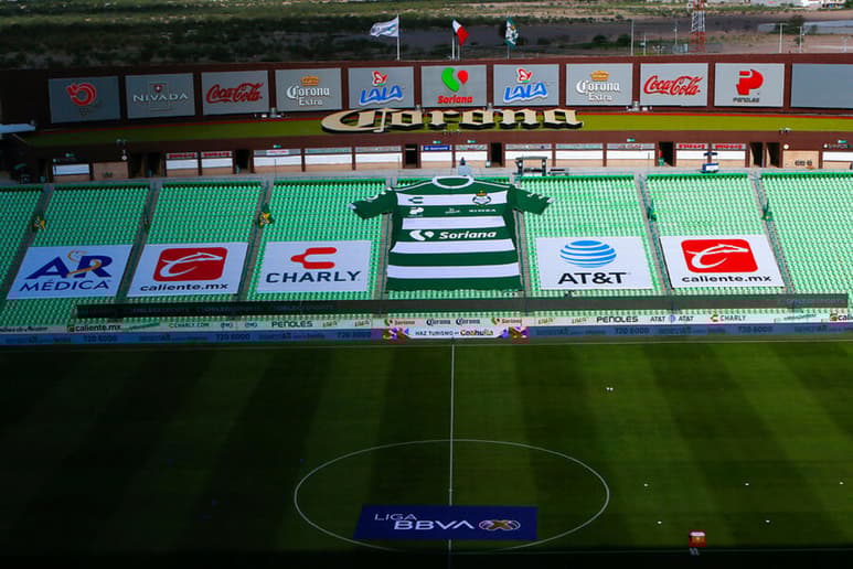 Autoridades municipales y estatales de Torreón y Coahuila aprobaron el regreso de la afición de Santos a las instalaciones del Territorio Santos Modelo para el encuentro que los Guerreros tendrán contra el Necaxa, compromiso de la jornada 10 del torneo Guardianes 2021. Esto luego de un año de estar cerrado por la pandemia de COVID-19. (JAM MEDIA)