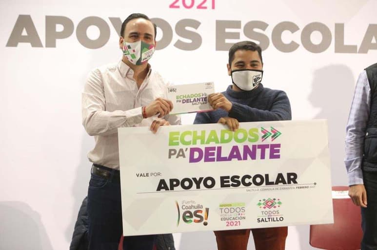 El alcalde Manolo Jiménez da apoyos a estudiantes de UA de C.