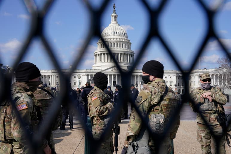 El perímetro de seguridad se ha ampliado y asegurado en los últimos días. (AP)