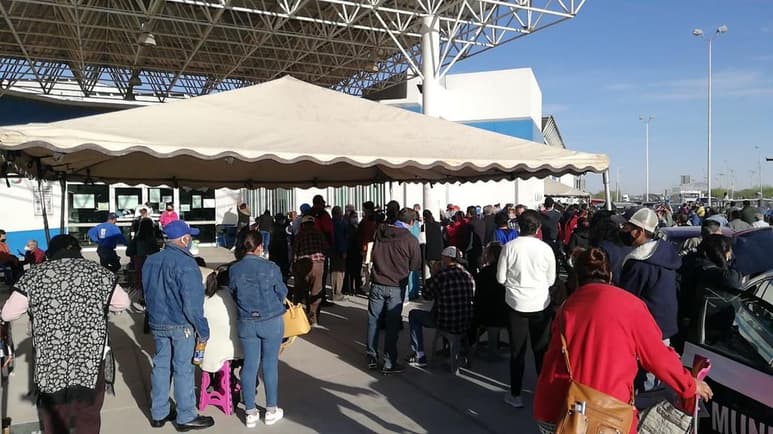Aquellos que llegaron por la madrugada alcanzaron una numeración por arriba del número 150. (EL SIGLO DE TORREÓN)