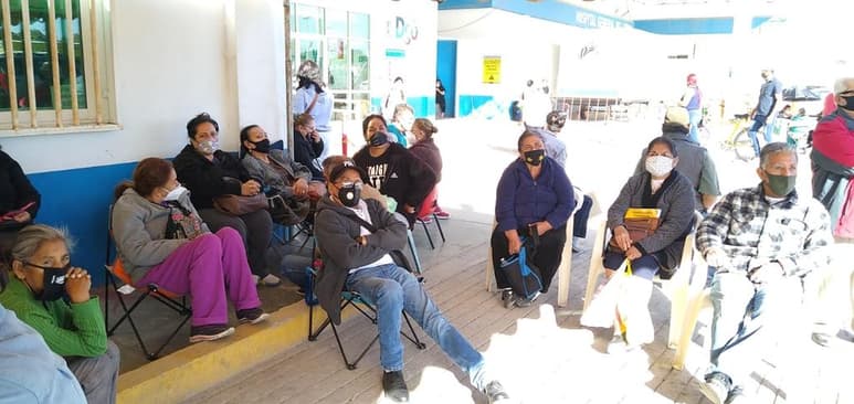 Cientos de ciudadanos se encuentran congregados tanto en el módulo de la clínica ISSSTE como en la unidad del Instituto Mexicano del Seguro Social (IMSS) y en el Hospital General.
(JESÚS GALINDO)