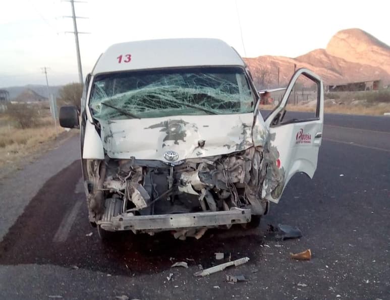 Chocó por alcance contra la parte trasera de un tráiler que se encontraba detenido en la carretera y al ocurrir el percance, el chofer del tráiler se retiró de inmediato. (EL SIGLO DE TORREÓN)