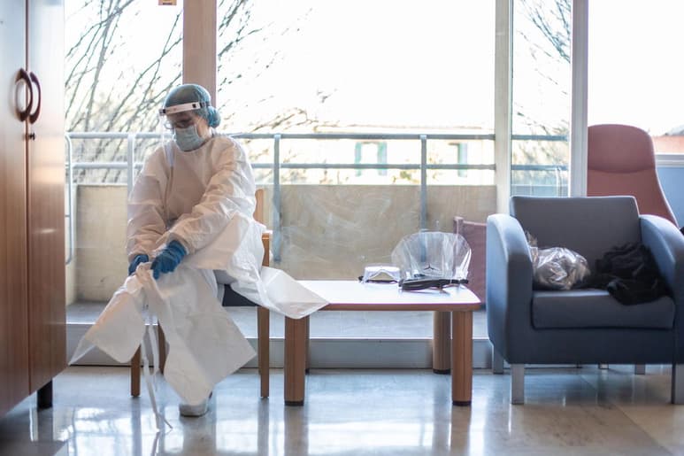 Italia superó hoy los tres millones de contagios de coronavirus durante toda la pandemia, mientras vive un elevado repunte de los casos, con más de 24,000 en el último día, por lo que se espera que varias regiones aumenten sus restricciones. (ARCHIVO)