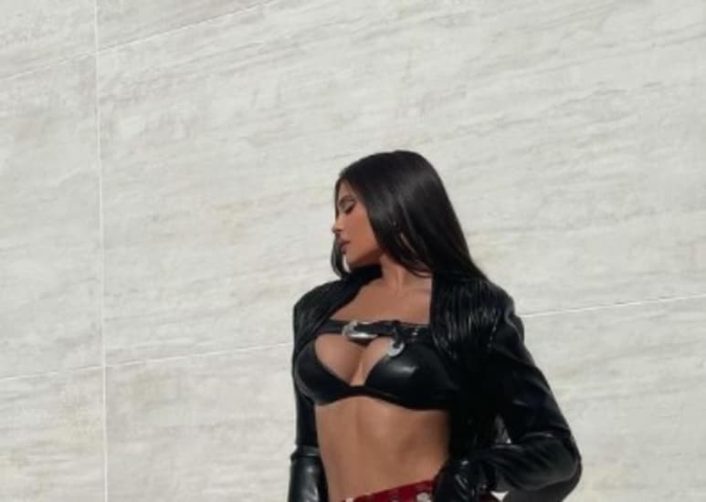La guapa influencer y empresaria de 23 años de edad, Kylie Jenner recibió el fin de semana con un sensual video posando en pareo y bikini. (Especial)