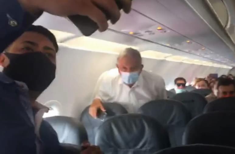 Le solicitaron tomarse una 'selfie', a las cuales accedió. (ESPECIAL)