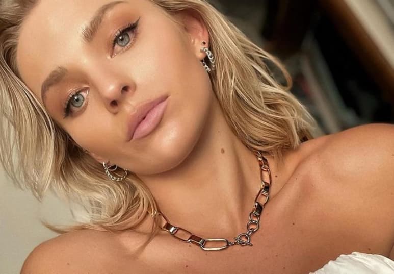 La actriz rusa compartió en su perfil de Instagram una foto en la que posa desde el mar (@IRINABAEVA)