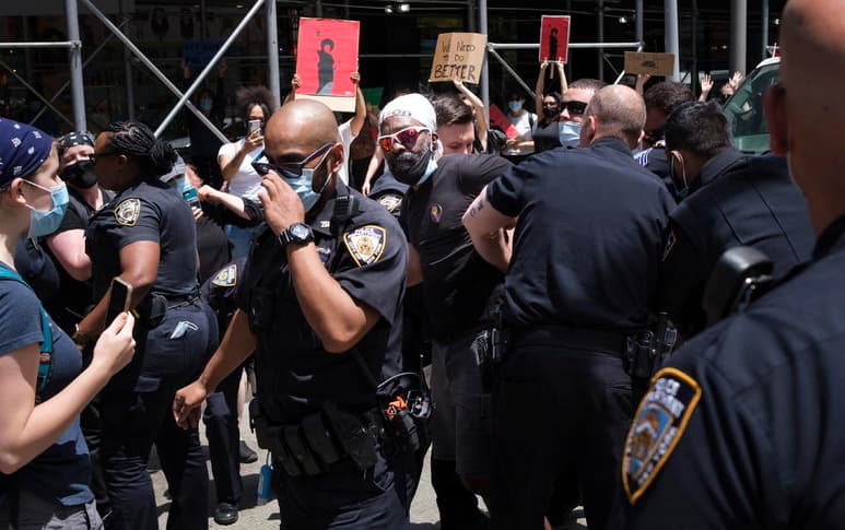 La ciudad de Nueva York desveló este viernes un proyecto para 'deshacer el legado y el daño causado por las prácticas policiales racistas', denunciadas durante la ola de protestas que estalló en mayo en todo el país tras el asesinato del ciudadano negro George Floyd a manos de un policía blanco. (ARCHIVO)