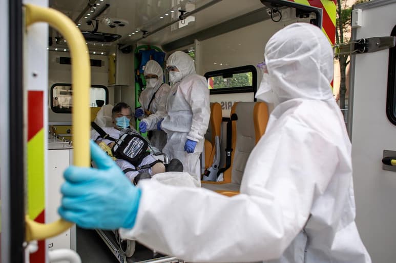 rancia registró en las últimas 24 horas 238 muertes por el coronavirus en hospitales, a las que se suman 201 decesos en residencias en los últimos tres días, lo que lleva el recuento total de fallecidos por la pandemia a 88,274 personas. (ARCHIVO)