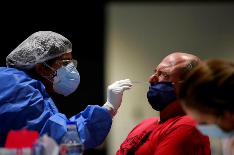 Argentina es pionera en América Latina en la adquisición de un equipo de última generación que permite hacer con gran rapidez el diagnostico y la secuenciación de la COVID-19 y detectar las mutaciones del virus. (ARCHIVO)