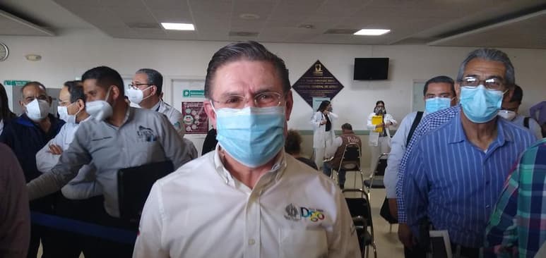 El gobernador destacó que es importante que los duranguenses sepan que la vacuna llegará a todos.
(EL SIGLO DE TORREÓN)
