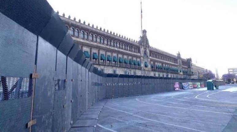 A días del 8M, Palacio Nacional amaneció este viernes completamente blindado por grandes muros metálicos (ESPECIAL)