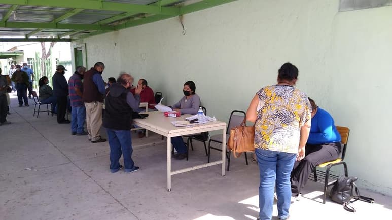 Una gran afluencia de adultos mayores de 60 años se registró este viernes en las instalaciones del CONALEP de Piedras Negras, a donde acudieron para registrarse o verificar que los servidores de la nación tuvieran sus datos completos y un número telefónico para que se les comunique el día, la hora y el lugar donde recibirán la primera dosis de la vacuna. (RENÉ ARELLANO)