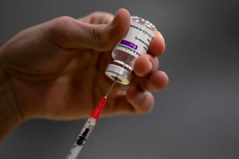 La solidaridad entre los países europeos para la distribución de vacunas recibió un impulso el viernes después de que Francia indicó que podría emular la medida adoptada por Italia para bloquear las exportaciones de vacunas contra el COVID-19 desde la Unión Europea si eso es lo que se requiere para lograr que las grandes farmacéuticas respeten sus contratos con el bloque. (AP)