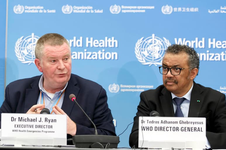 El director de la OMS, Tedros Adhanom Ghebreyesus, exhortó el viernes a renunciar por ahora a los derechos de patente de las vacunas contra el coronavirus hasta que concluya la pandemia para que puedan incrementarse drásticamente los suministros, y señaló que estos “tiempos sin precedentes” justifican ese paso. (AP)