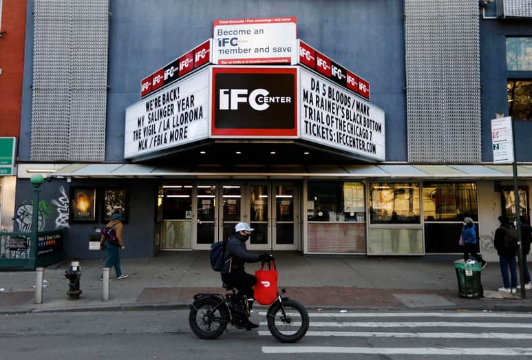 Los cines de la ciudad de Nueva York reabrieron este viernes con importantes medidas de seguridad casi un año después de que la Gran Manzana iniciara su confinamiento, que llevó a todo el sector del entretenimiento a tener que frenar en seco.(EFE)