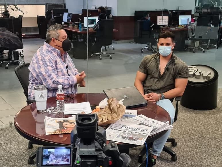 Josué, el taquero lagunero sexy que se hizo famoso por un meme que trascendió en redes y por una entrevista hecha por este diario el pasado 20 de febrero visitó hoy el programa Siglo en Vivo, Un enlace con la ciudadanía. (EL SIGLO DE TORREÓN)