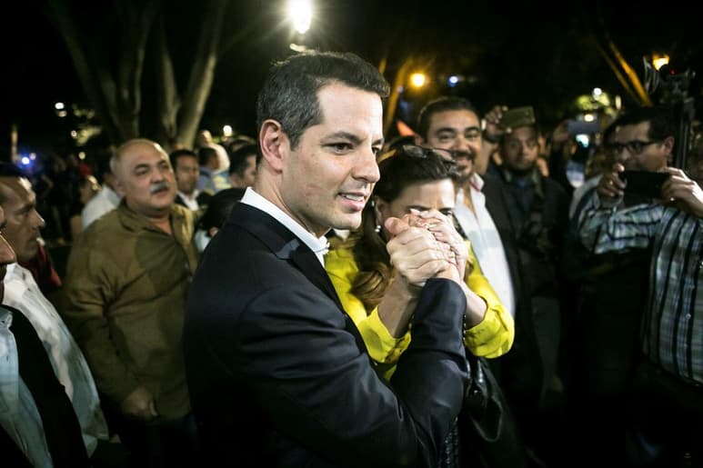 Alejandro Murat Hinojosa, gobernador de Oaxaca, confirmó este viernes que aceptó las renuncias de cinco funcionarios de su administración; de esta manera, suman al menos nueve titulares de dependencias estatales que han abdicado en busca de contender en la próxima jornada electoral. (ARCHIVO)