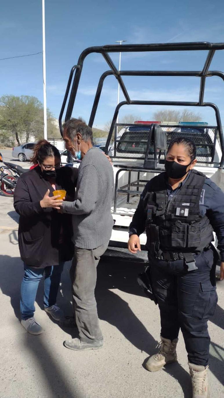 Hasta el edificio de la corporación policial acudió poco después una mujer, de nombre Martha Ávila, quien dijo ser sobrina de don Ricardo.