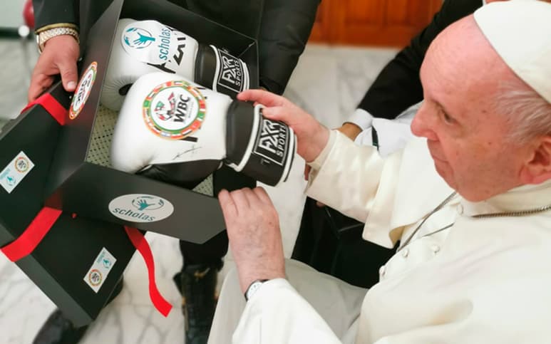 Como parte de los obsequios que se le hicieron llegar, están los guantes conmemorativos del programa BoxVal y fundación Scholas. (WBC)
