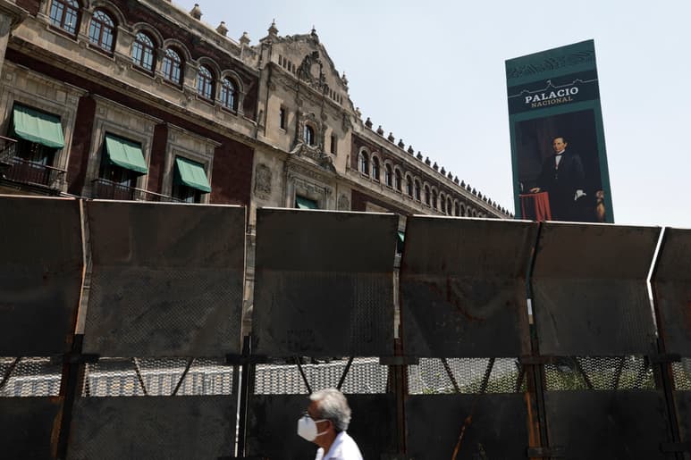 El Colectivo Nacional Feminista (Conafem) suscribió: 'El muro de la vergüenza y del miedo a las mujeres sin miedo'.