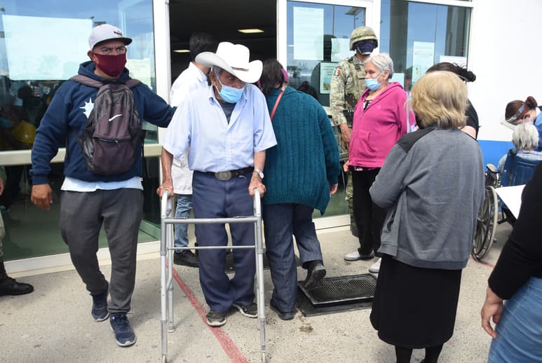 Cientos de personas de la tercera edad se congregaron en los diferentes módulos de vacunación durante el primer día de la campaña en el municipio de Lerdo, Durango.