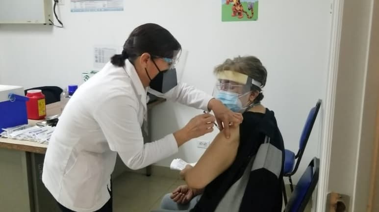 Clara se convirtió en la primera lerdense en recibir la vacuna anti-COVID en el Hospital General.