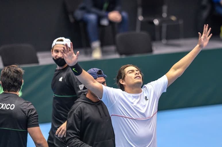 Gerardo López Villaseñor celebra luego de vencer 7-6, 4-6, 7-6 a Dimitar Kuzmanov, y darle la victoria a México ante Bulgaria.