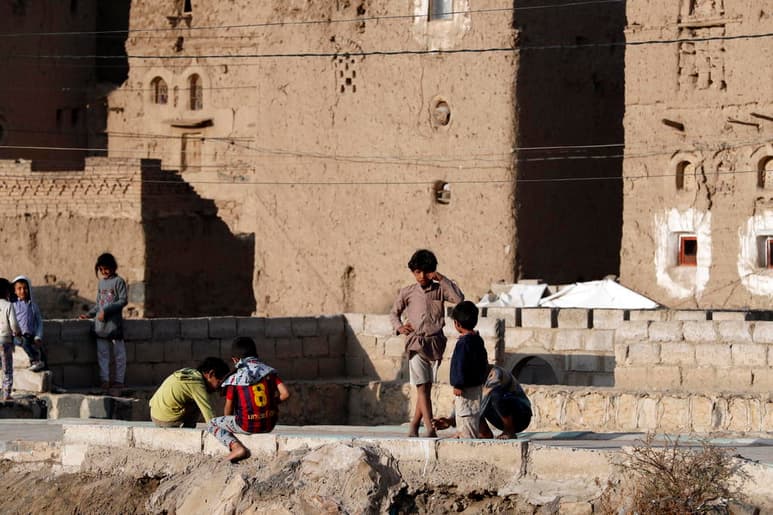 Al menos siete niños resultaron heridos este domingo por un ataque de artillería cuando salían de la escuela en la ciudad de Taiz, en el suroeste del Yemen, donde la violencia en los últimos días ha dejado un total de 20 menores muertos o heridos, informó la ONG Save the Children. (ARCHIVO)