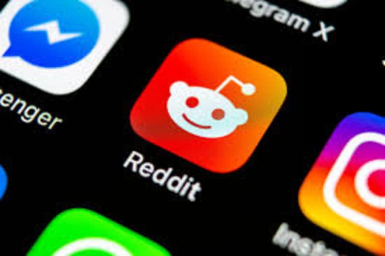 Reddit, el principal portal de foros de internet, está preparando una posible salida a bolsa y para ello ha fichado al primer director financiero de su historia, Drew Vollero, que tuvo roles similares en el pasado con Mattel, Snap y Allied Universal, según informó este viernes el diario The New York Times. (ESPECIAL)