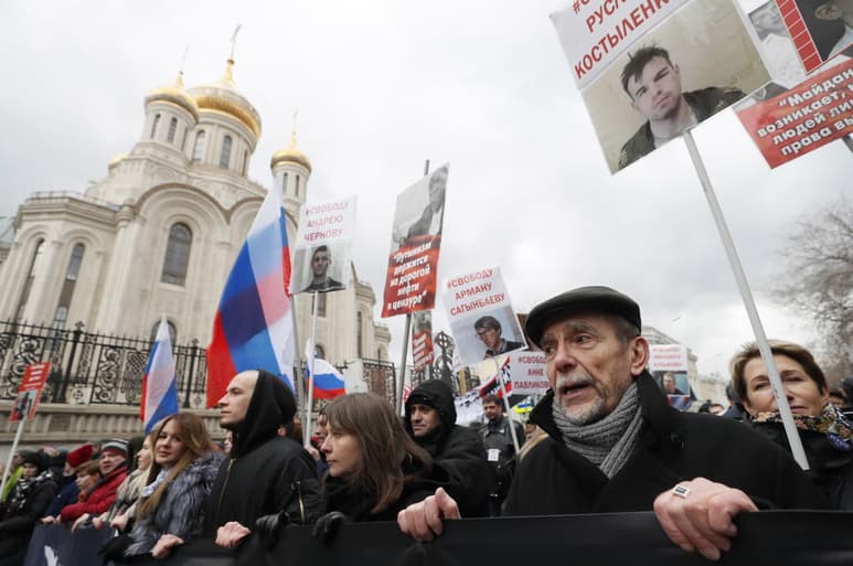Una organización de derechos humanos en Rusia dejará de existir debido a que una nueva ley sobre agentes extranjeros le impide funcionar. (ARCHIVO)