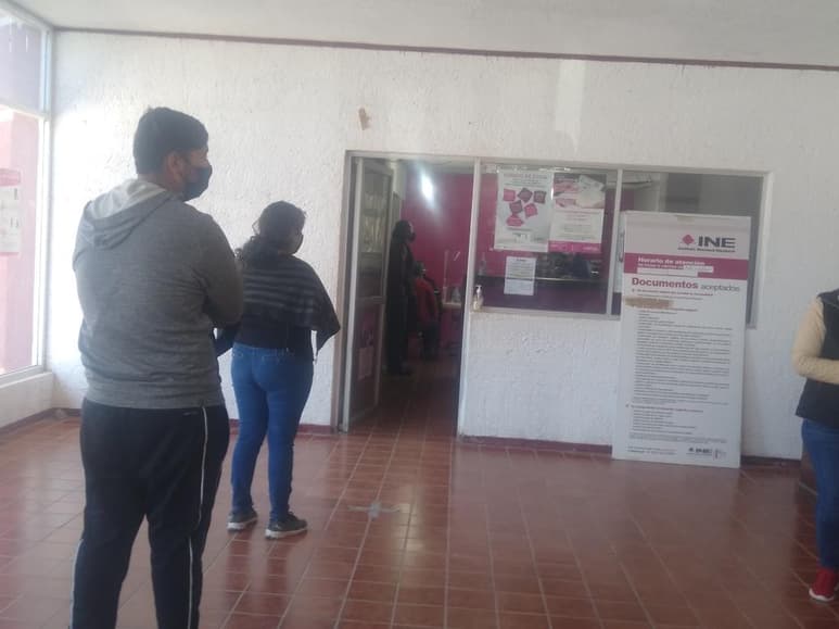 Las personas que perdieron o dañaron severamente su credencial, pueden solicitar la reposición del documento, al ser este el único trámite que de momento se puede realizar ante el Instituto Nacional Electoral (INE). (ARCHIVO)
