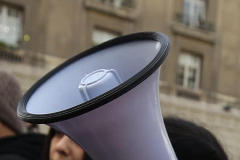 Maestros jubilados y en activo del sistema educativo gubernamental realizarán este lunes una marcha automovilística como protesta exigiendo que sus pensiones se calculen en base al salario mínimo y no en Unidades de Medida y Actualización (UMA). (ARCHIVO)