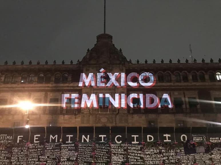 Organizaciones y colectivos feministas proyectaron este domingo en la fachada del Palacio Nacional, casa y despacho presidencial de México, tres de sus múltiples exigencias horas antes de la marcha del 8 de marzo, Día Internacional de la Mujer, que ha llamado a las calles a miles de mujeres. (ESPECIAL)