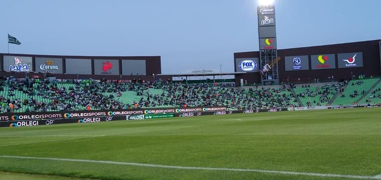 De acuerdo con el gobernador de Coahuila Miguel Riquelme Solís, la prueba piloto en el regreso de la afición al estadio Corona se consideró como “saldo blanco” ante el buen comportamiento de los seis mil 510 aficionados, donde el 99% utilizó el cubrebocas. (EL SIGLO DE TORRÉON)
