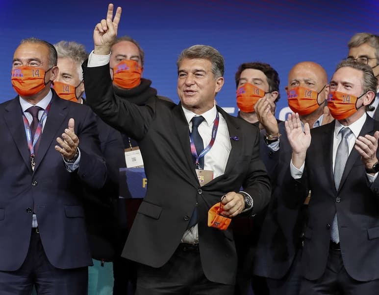 Joan Laporta celebra tras obtener la presidencia. (EFE)