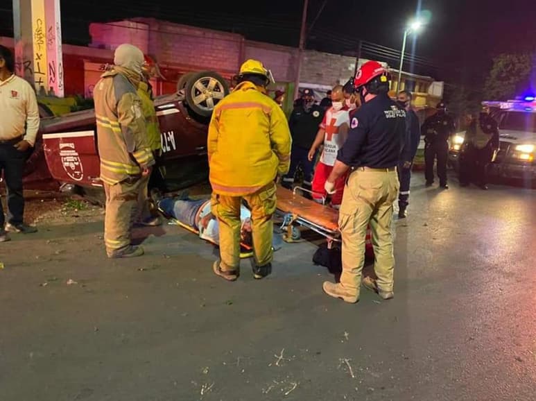 Los bomberos especializados en urgencias médicas atendieron a José Francisco, quien presentó diversas lesiones y heridas. (EL SIGLO DE TORREÓN)